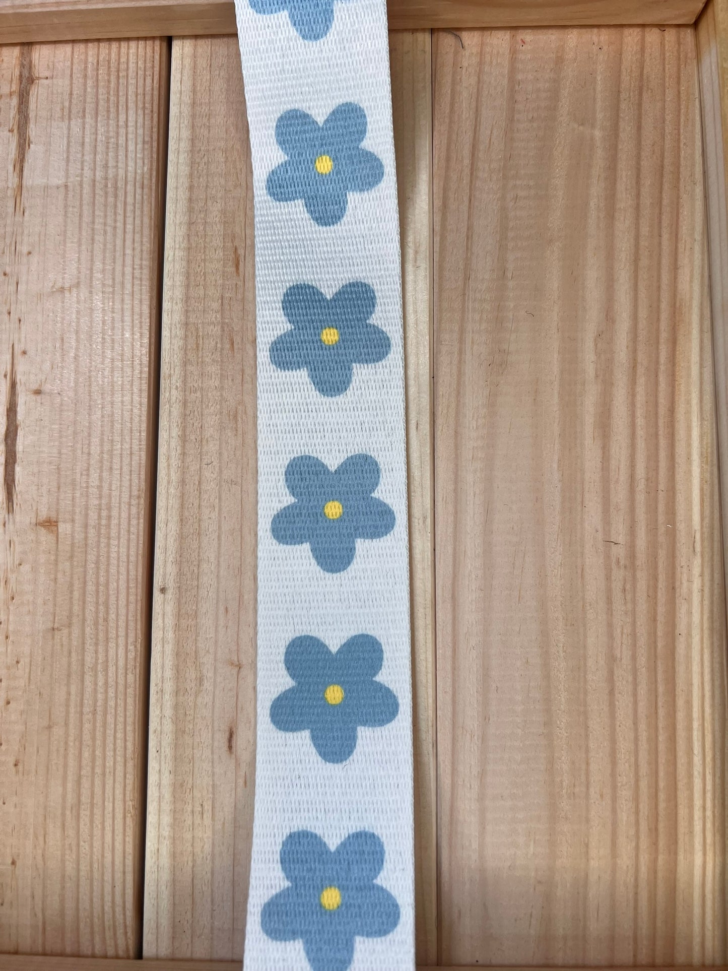 Gurtband Weiß mit Blumen Blau 38mm
